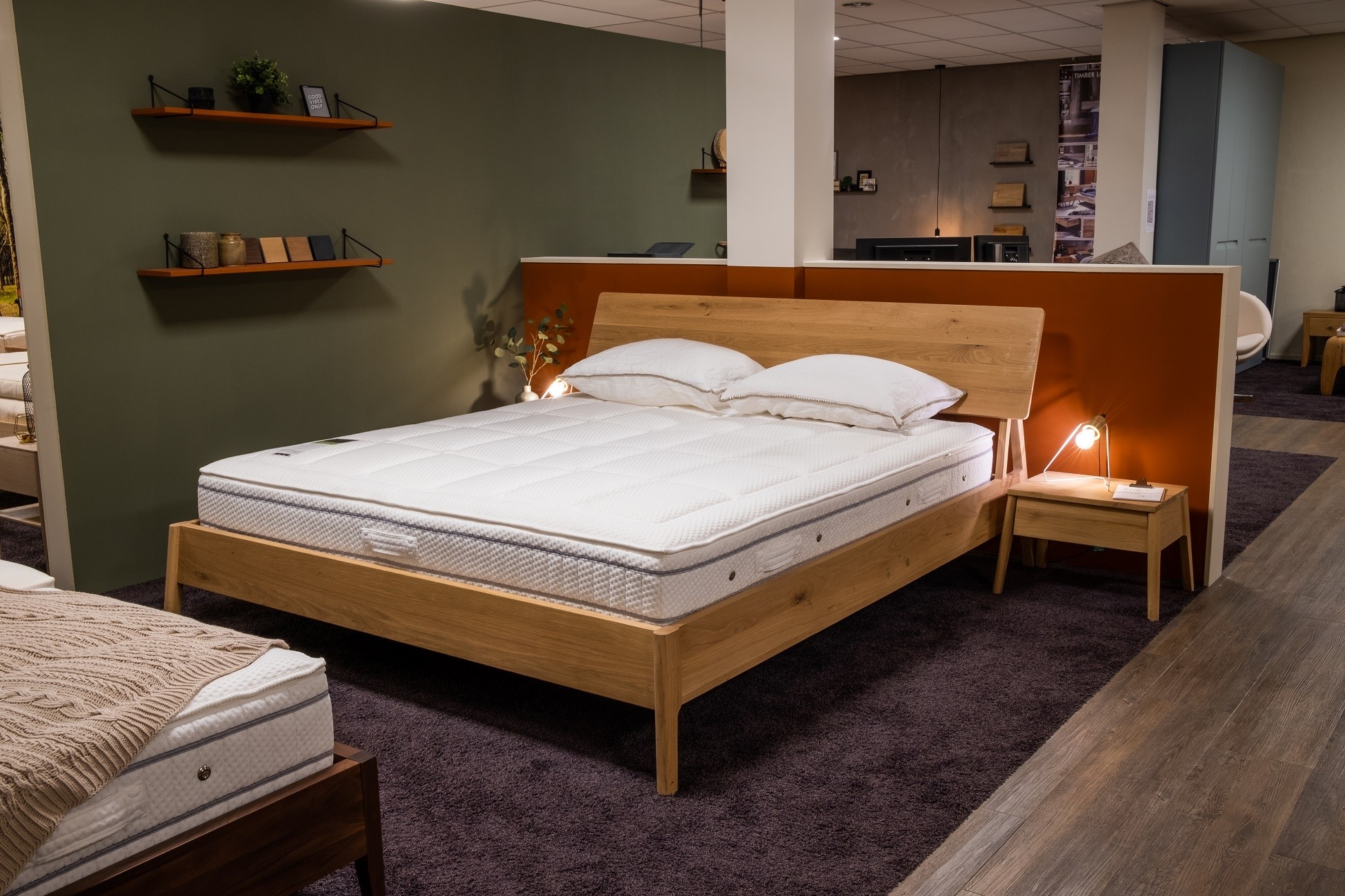 Indruk showroom massief houten bedden